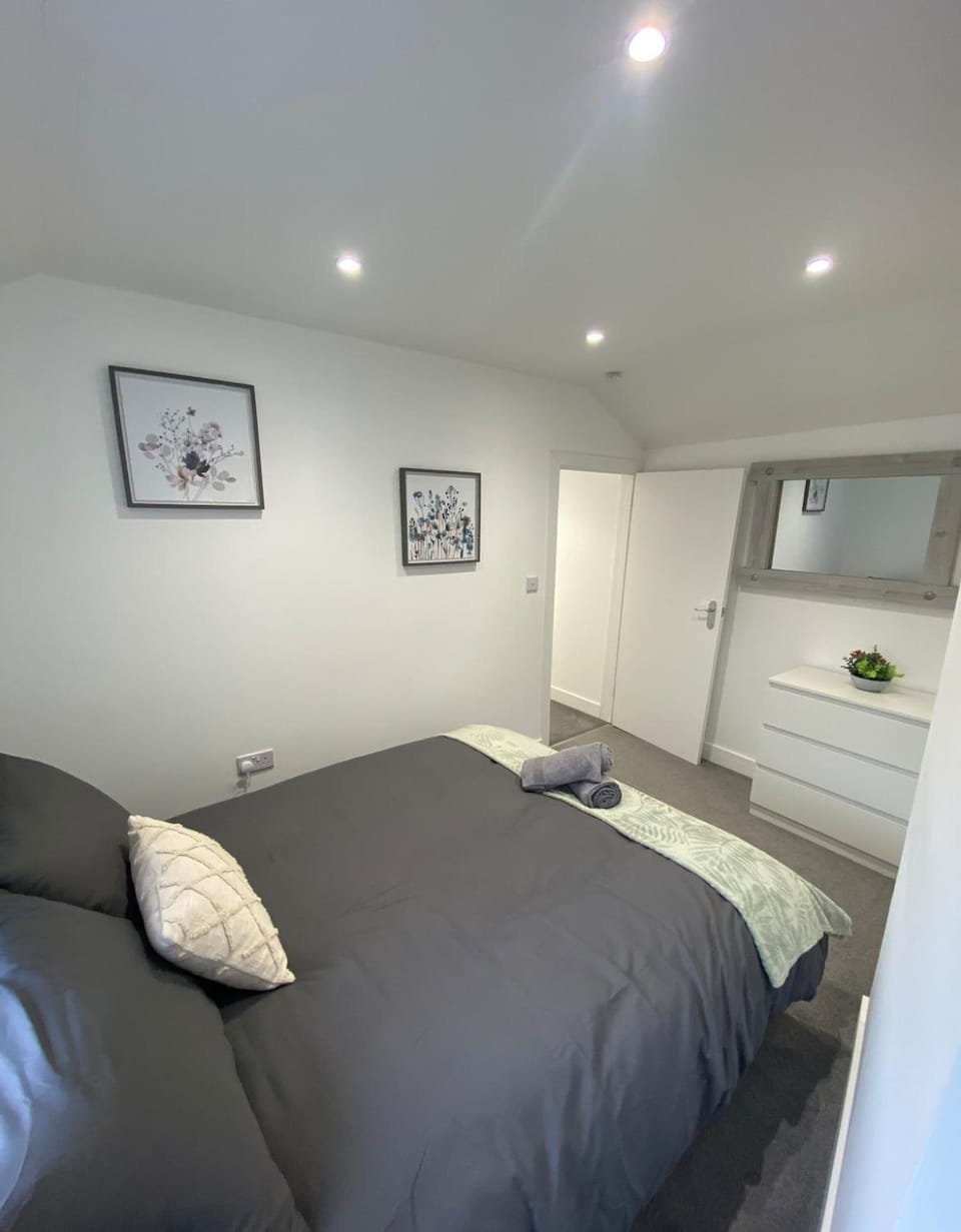 3-Bed Home Gloucester GL1 Newly Renovated House in Gloucester