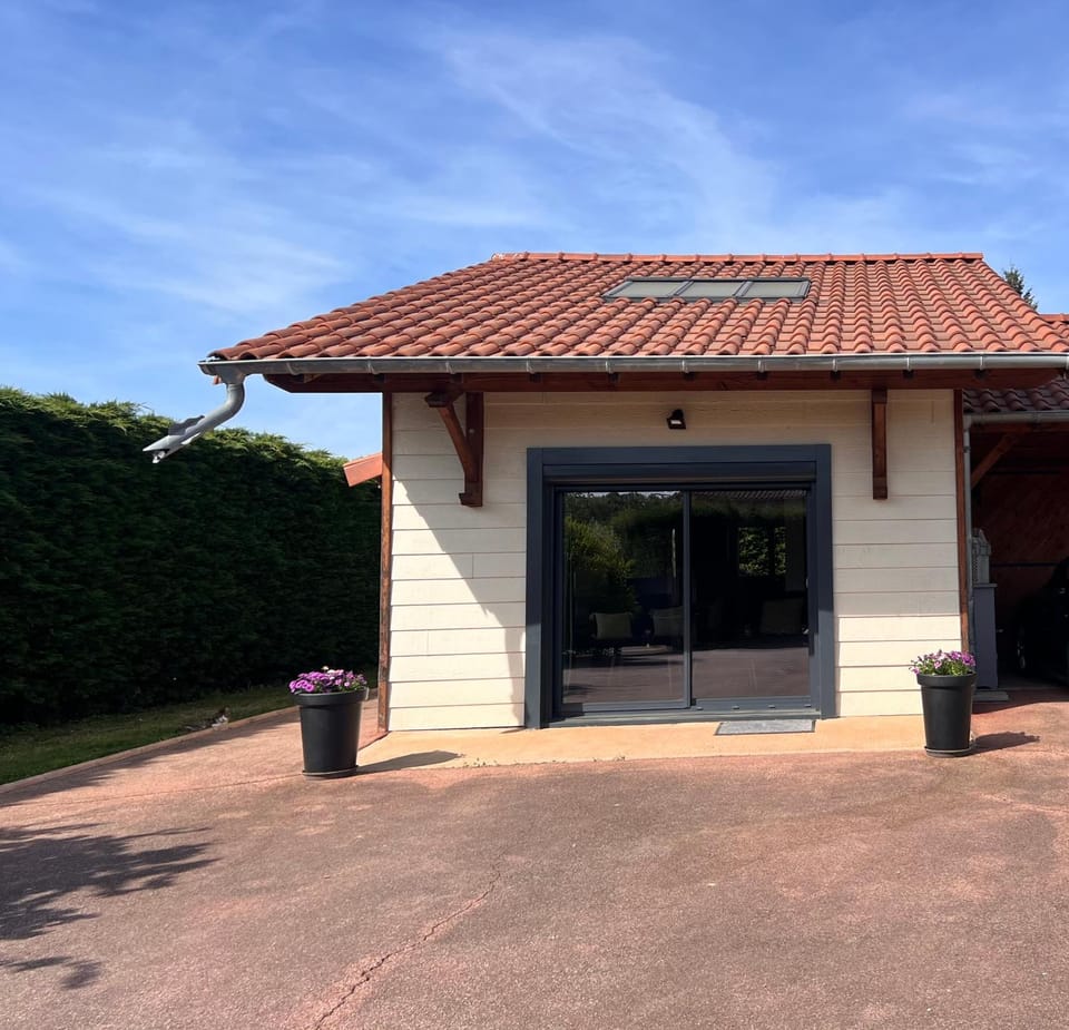 Duplex cosy accès piscine , cour fermée, parking et borne VE House in Auvergne-Rhône-Alpes