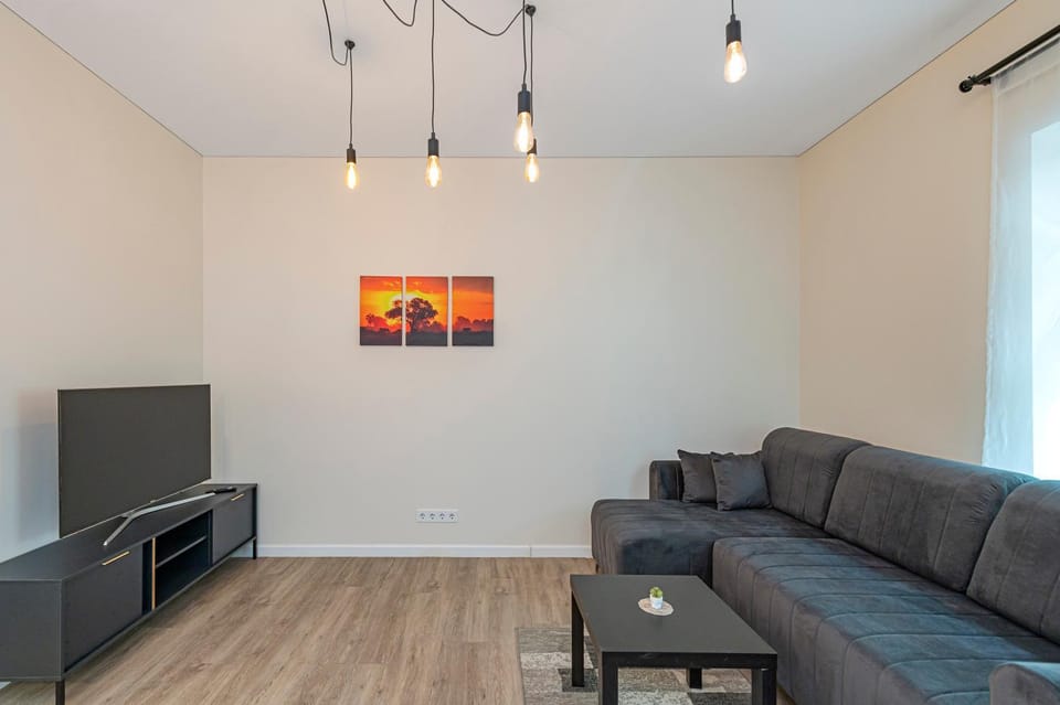 TV and multimedia, Living room, Seating area, Evening entertainment