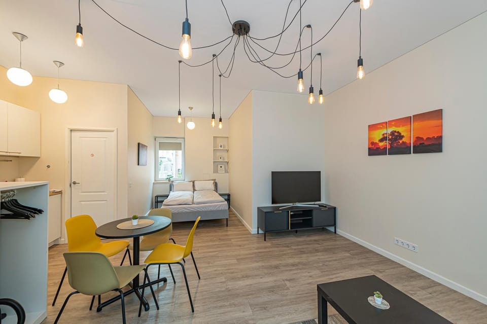 Bed, TV and multimedia, Living room, Photo of the whole room, Seating area, Bedroom
