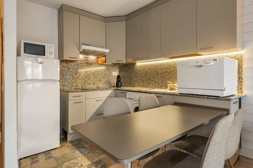 Kitchen or kitchenette, dishwasher