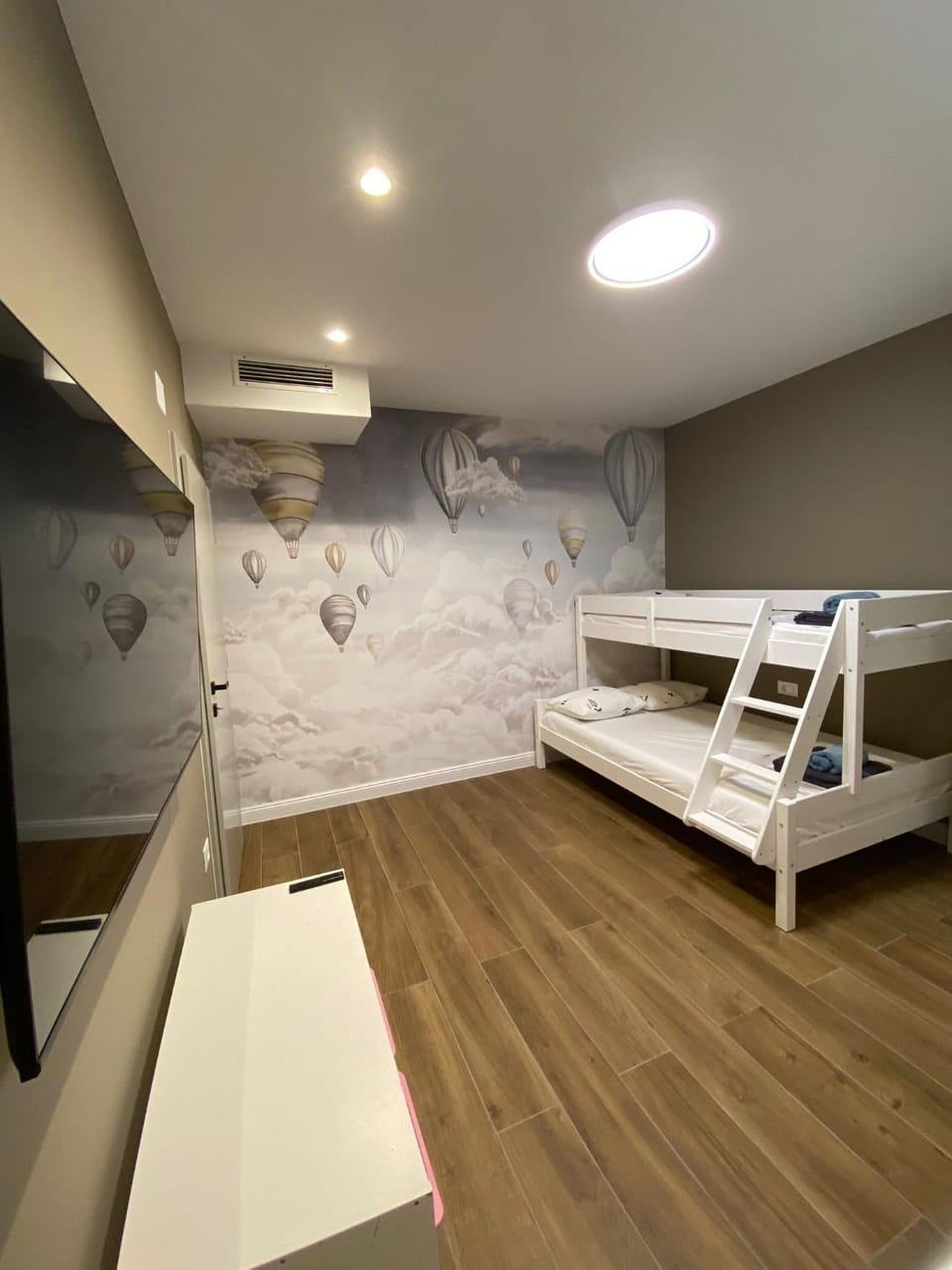 Bedroom, bunk bed