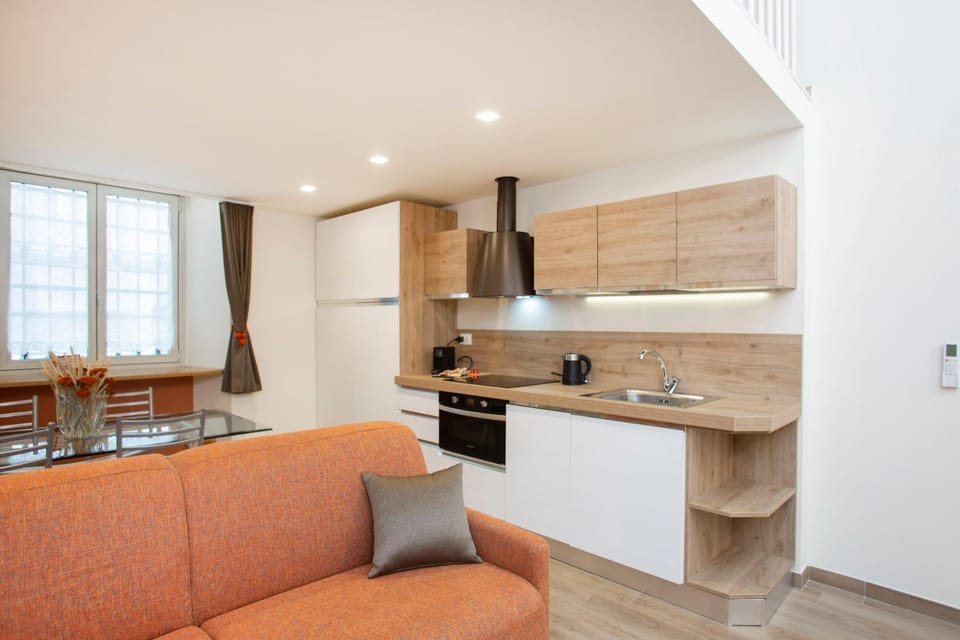 Kitchen or kitchenette, Living room, Seating area, Dining area, stove