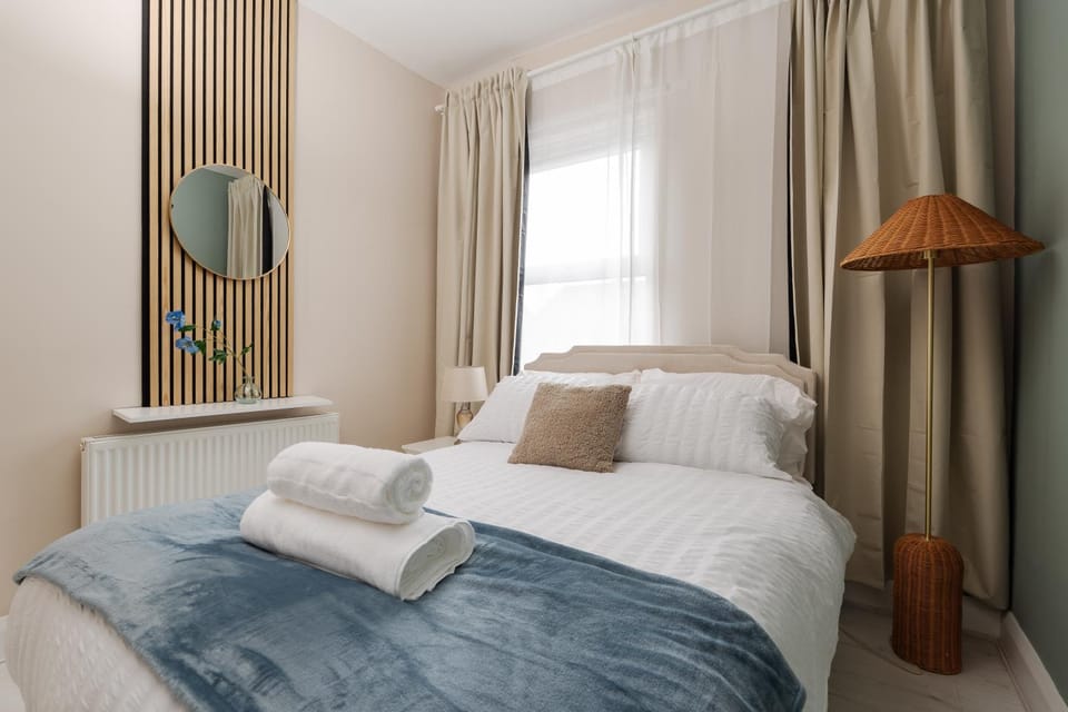Bedroom, towels