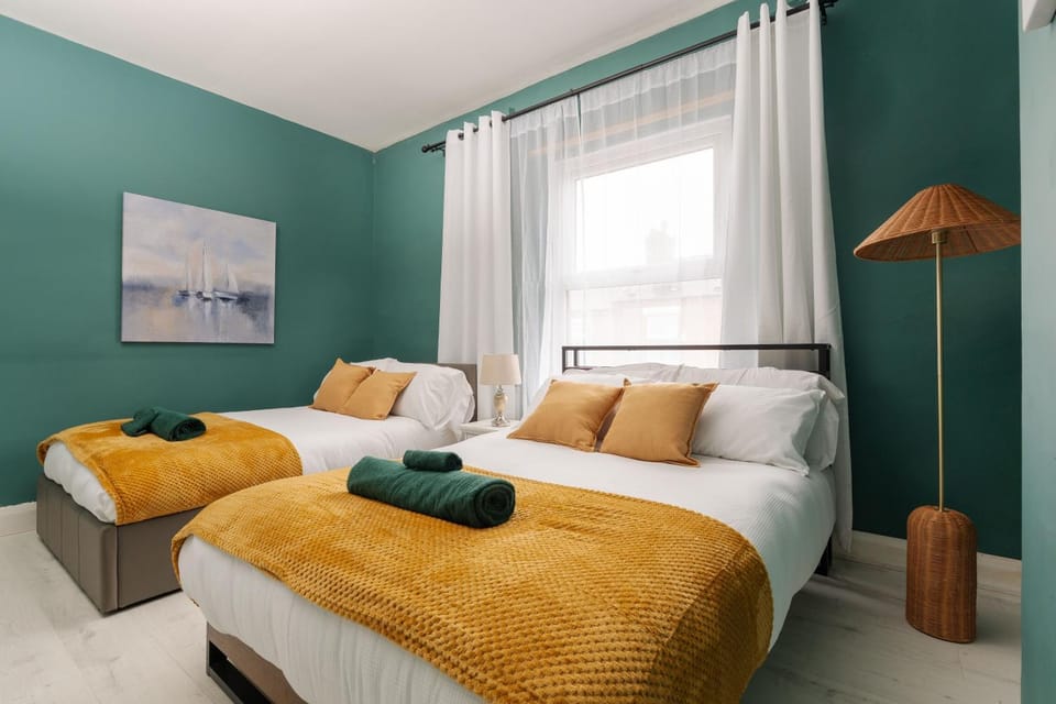 Bedroom, towels