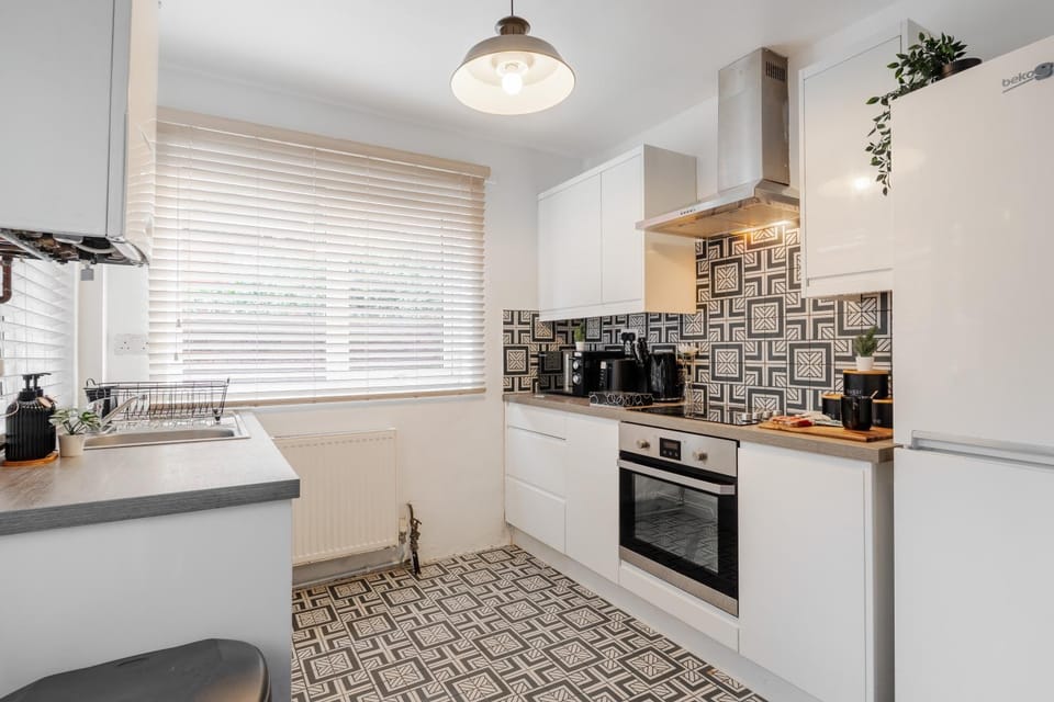 Coffee/tea facilities, Kitchen or kitchenette, oven, stove