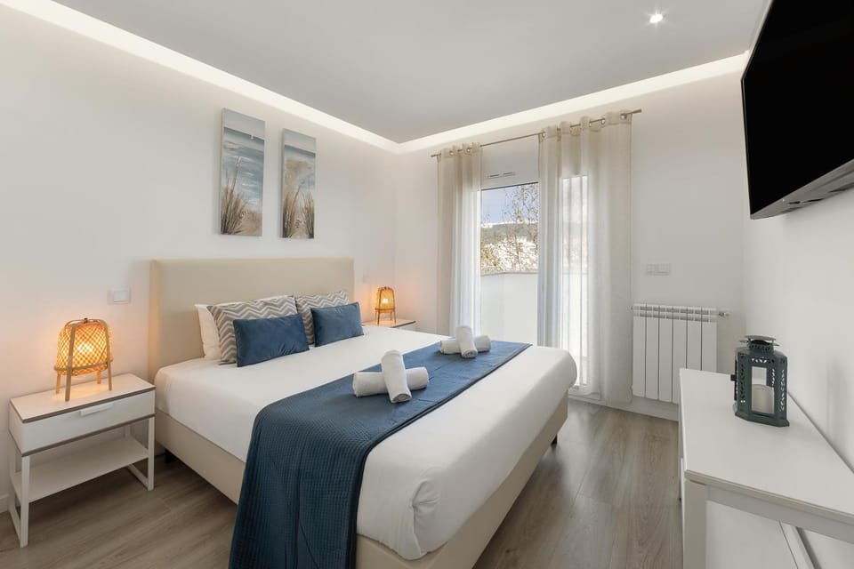 Bed, TV and multimedia, Photo of the whole room, Bedroom