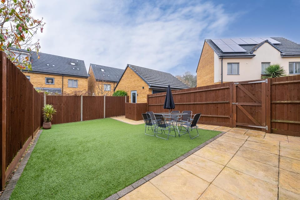 3 BR House, Driveway Parking, Modern Comfort Apartment in Stevenage