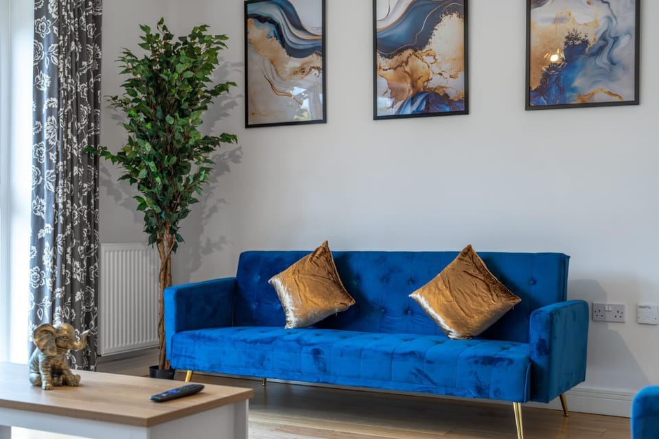 3 BR House, Driveway Parking, Modern Comfort Apartment in Stevenage
