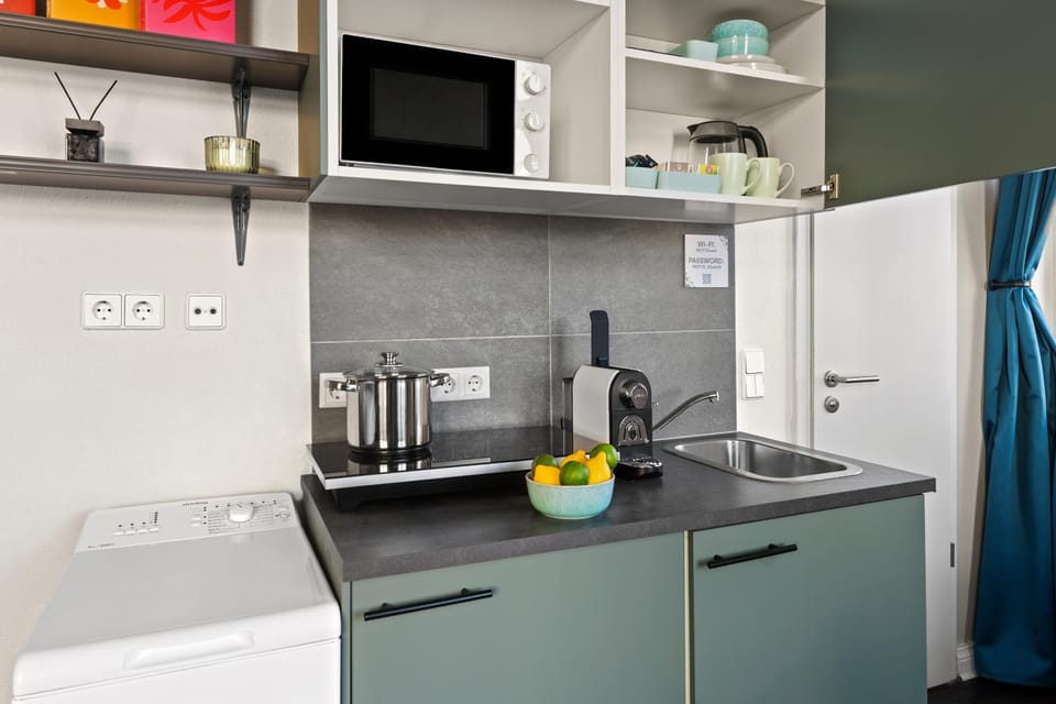 Kitchen or kitchenette, minibar, stove