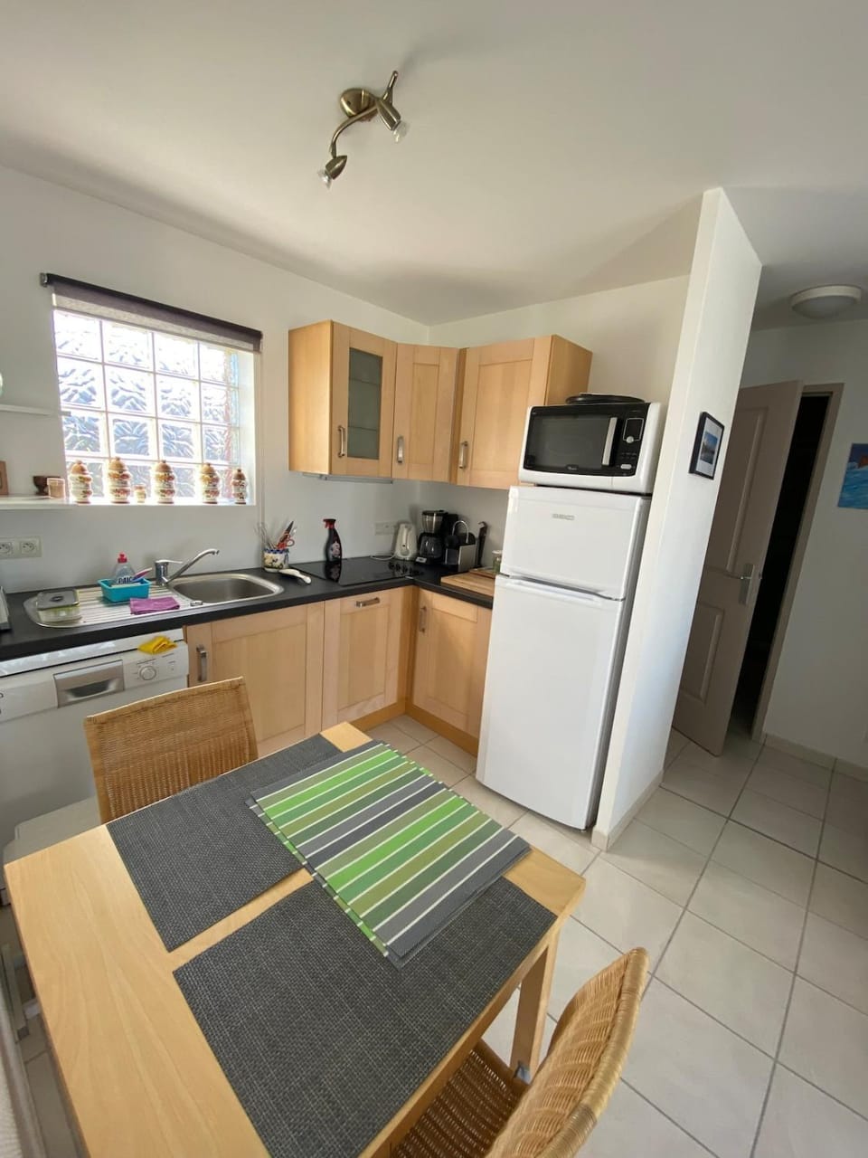 Coffee/tea facilities, Dining area, dishwasher, microwave, oven, stove, kitchen