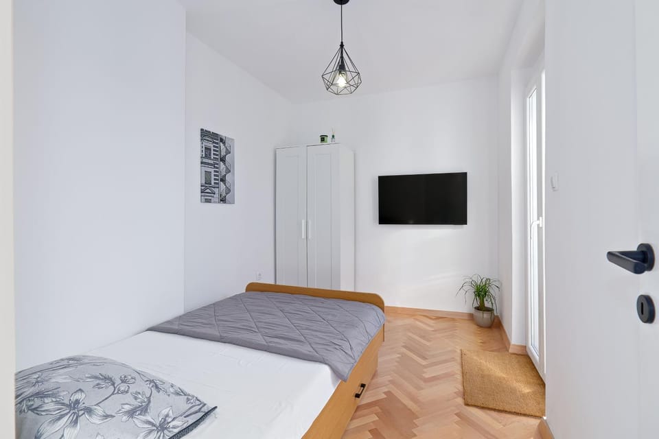 Bed, TV and multimedia, Bedroom