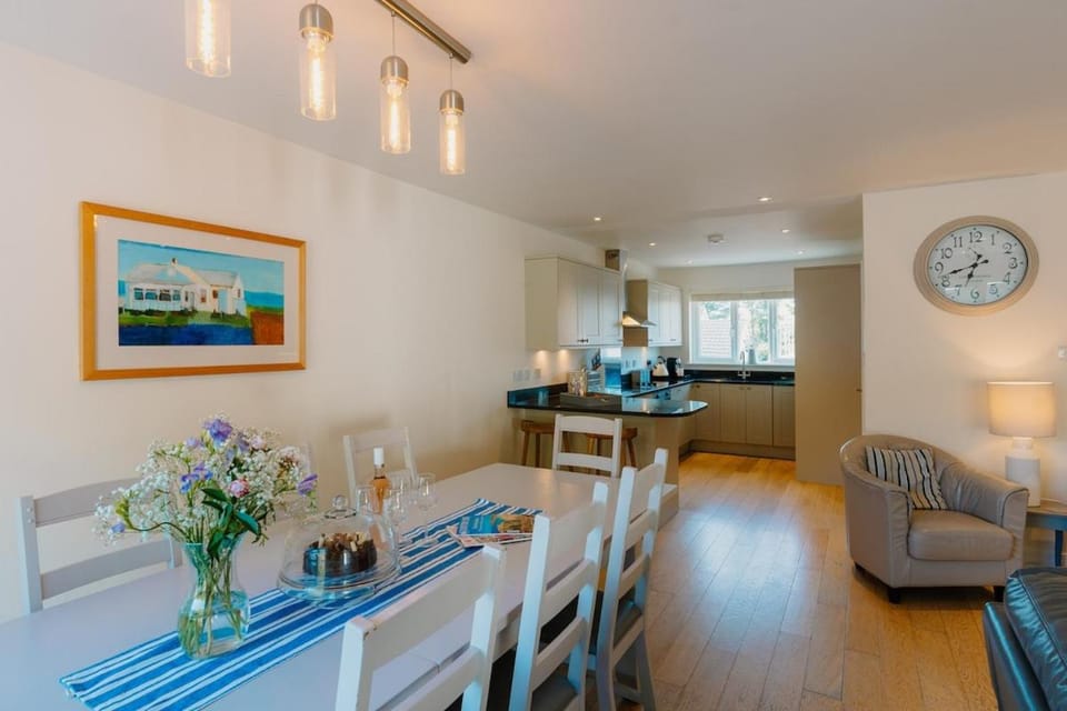 Dining area, kitchen