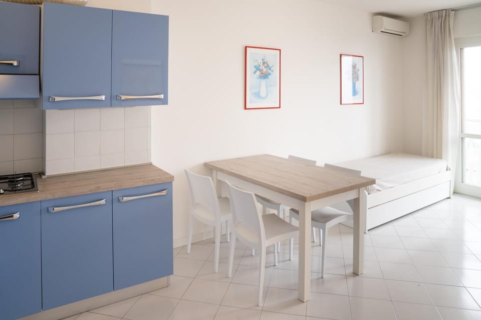 Kitchen or kitchenette, Lunch, kitchen