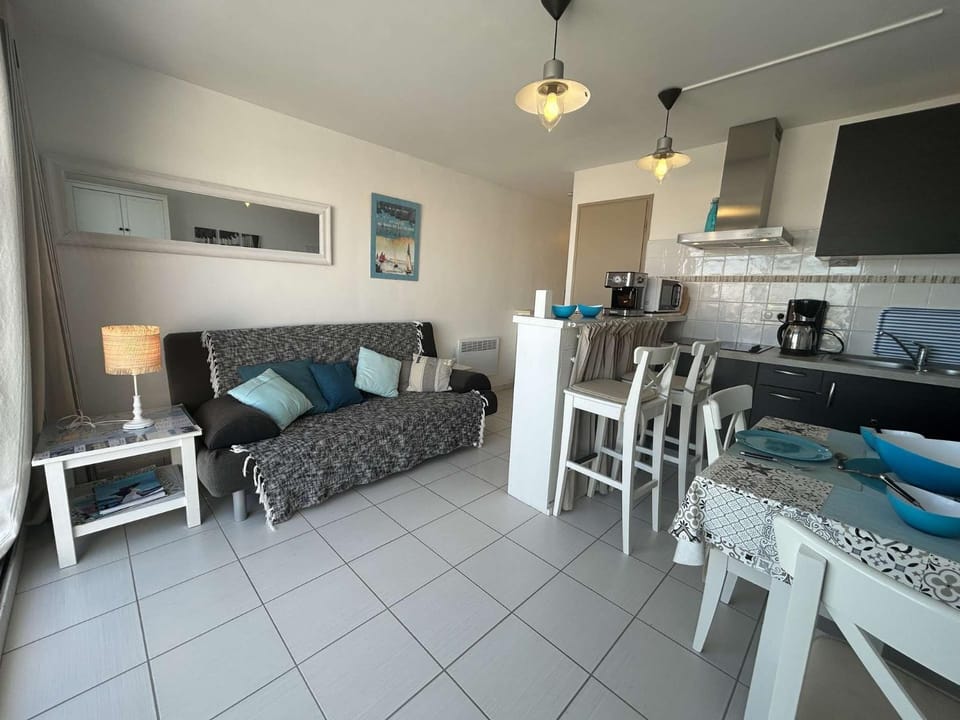 Kitchen or kitchenette, Living room, Seating area, Dining area, stove