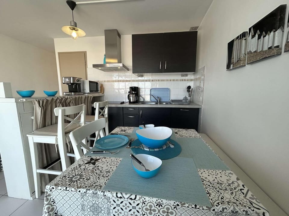Kitchen or kitchenette, Dining area, stove