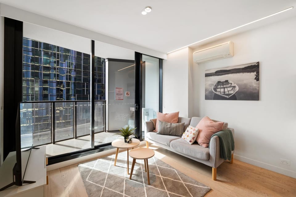 Skyrise City Apartment with Pool Gym & Sauna Apartment in Melbourne