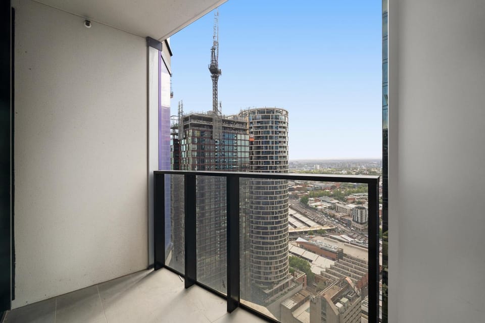 Skyrise City Apartment with Pool Gym & Sauna Apartment in Melbourne