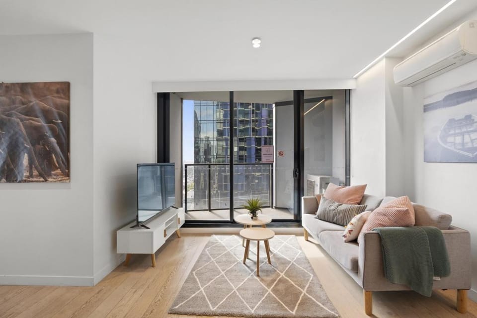 Skyrise City Apartment with Pool Gym & Sauna Apartment in Melbourne