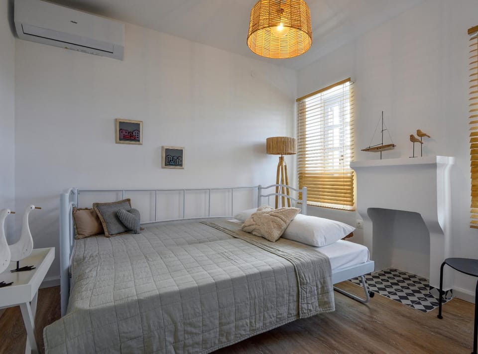 Bed, Bedroom, air conditioner