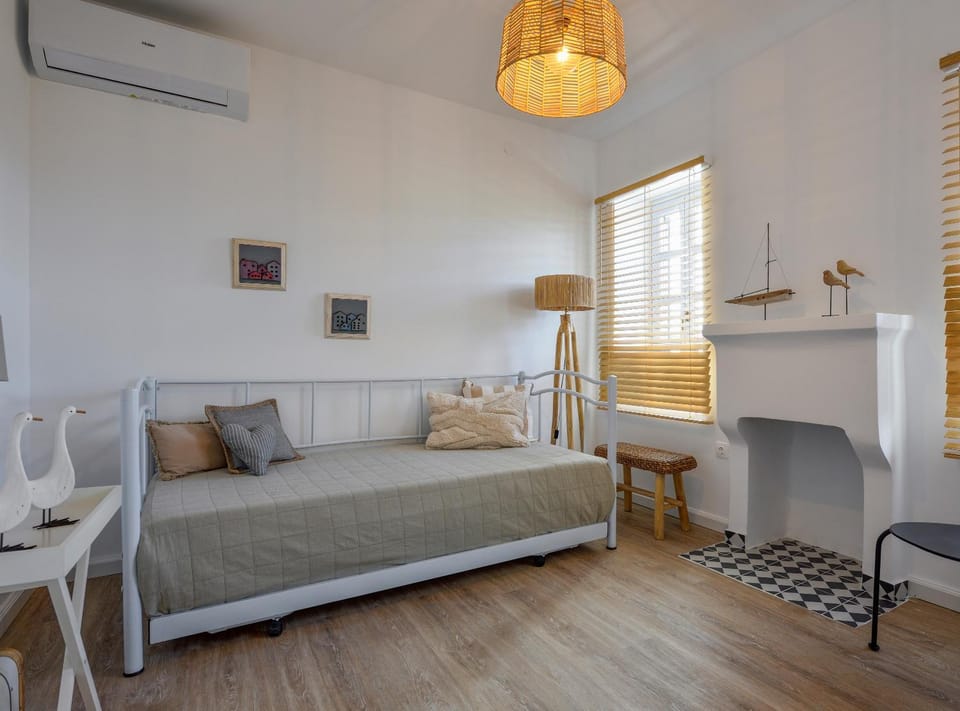 Bed, Photo of the whole room, Bedroom, air conditioner