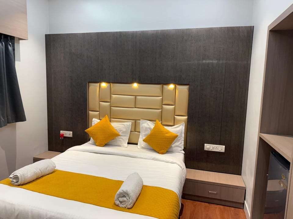 Bed, Living room, Bedroom, air conditioner