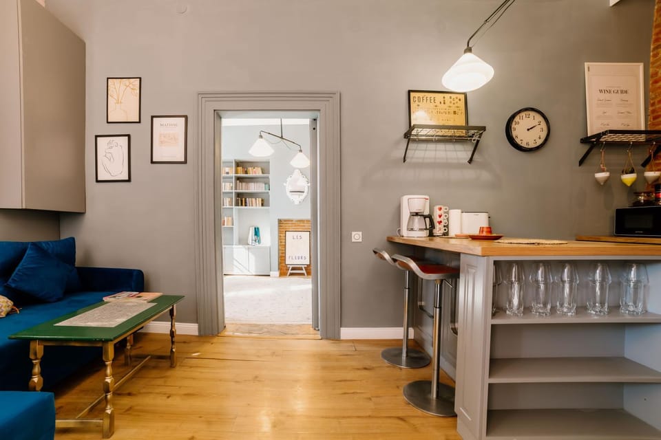 Coffee/tea facilities, Kitchen or kitchenette, Living room, Seating area, Dining area