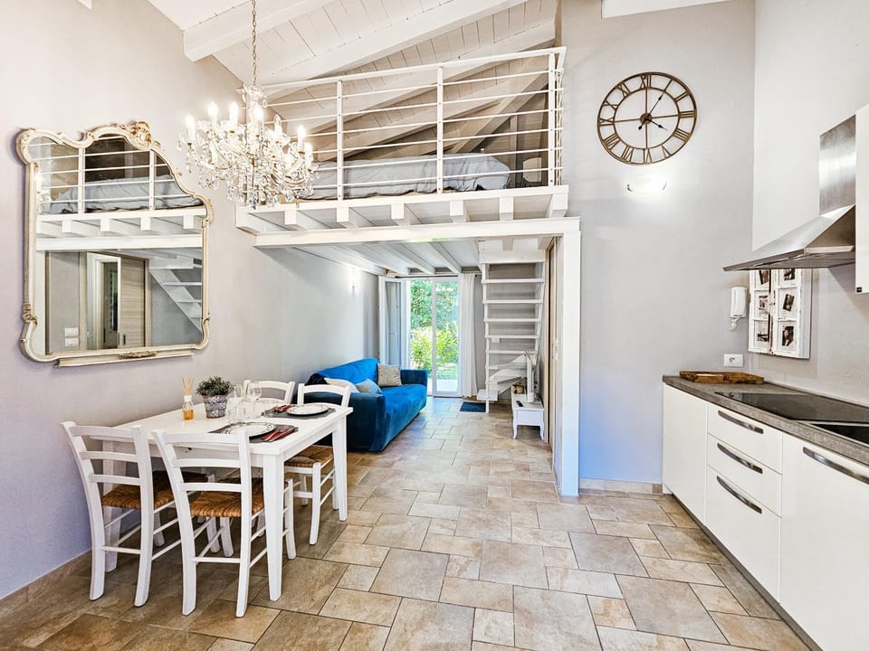 Communal lounge/ TV room, Kitchen or kitchenette, Living room, Seating area, Dining area, stove