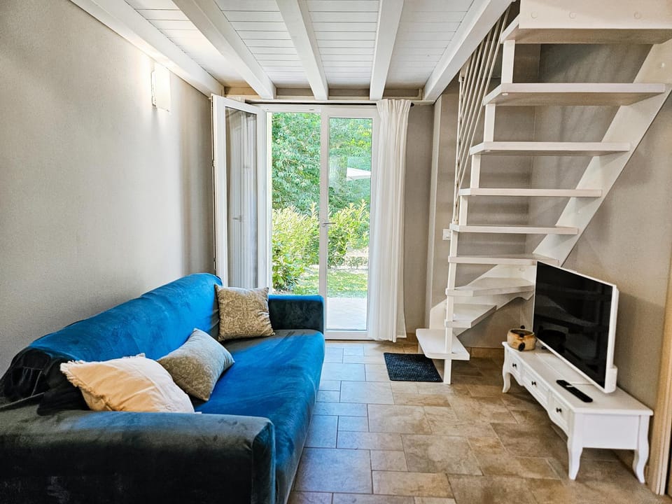 Communal lounge/ TV room, Communal lounge/ TV room, TV and multimedia, Living room, Seating area, Evening entertainment