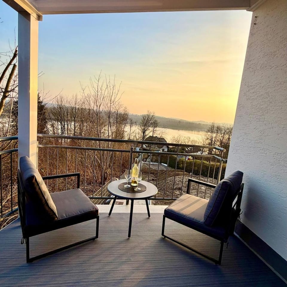 View (from property/room), Balcony/Terrace, Seating area, Lake view