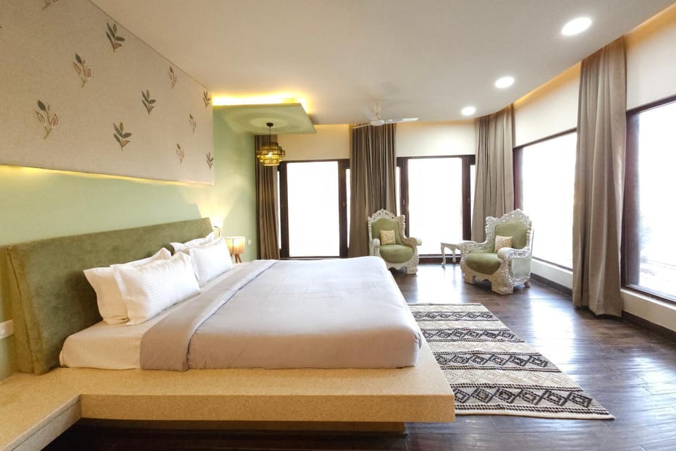 Bed, Photo of the whole room, Seating area, Bedroom