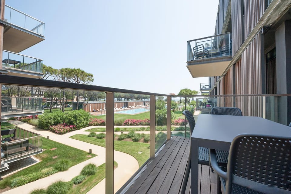 Property building, Garden, Balcony/Terrace, Swimming pool