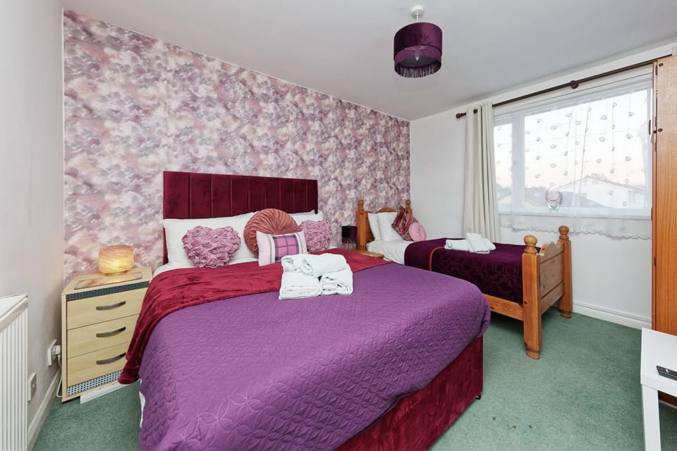 Cedar Villa- Great 4 bedrooms for contractors & teams Apartment in Canterbury