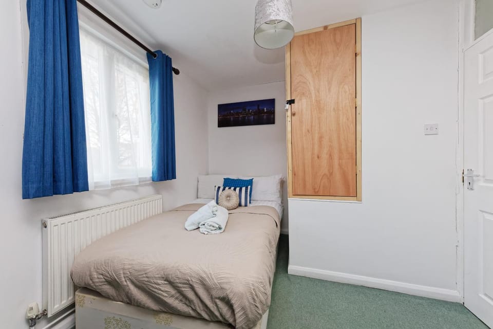 Cedar Villa- Great 4 bedrooms for contractors & teams Apartment in Canterbury