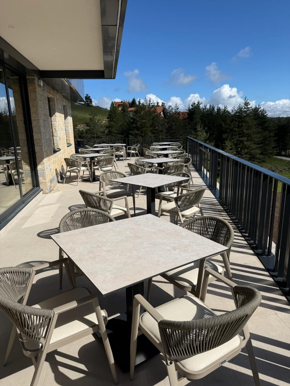 Restaurant/places to eat, Balcony/Terrace