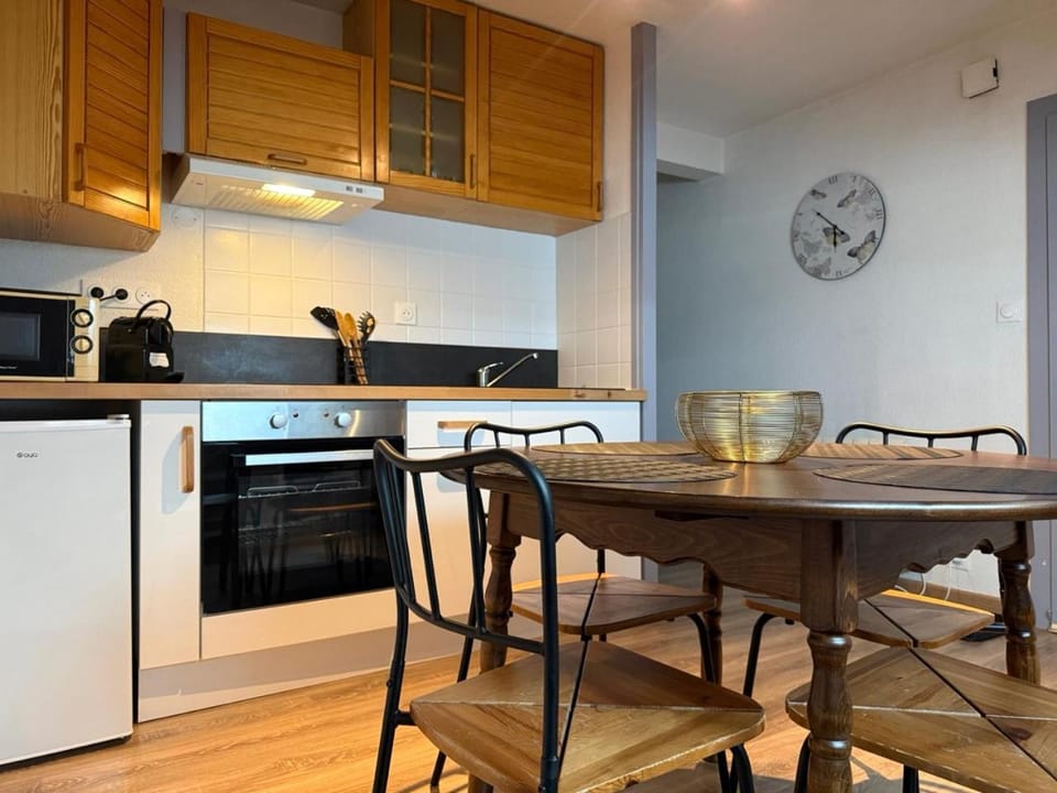 Kitchen or kitchenette, kitchen