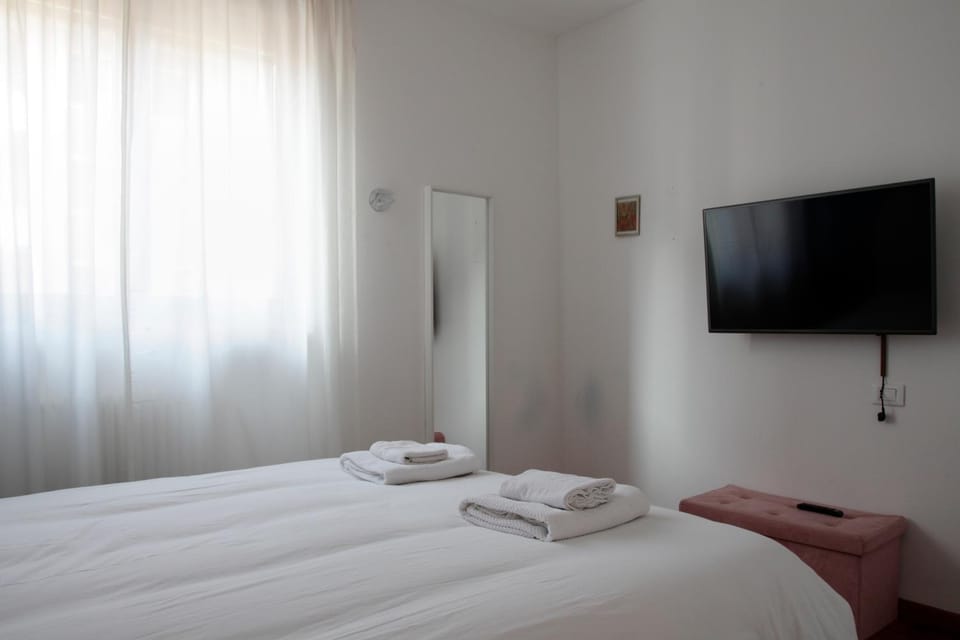 Bed, TV and multimedia, Photo of the whole room, Bedroom, towels