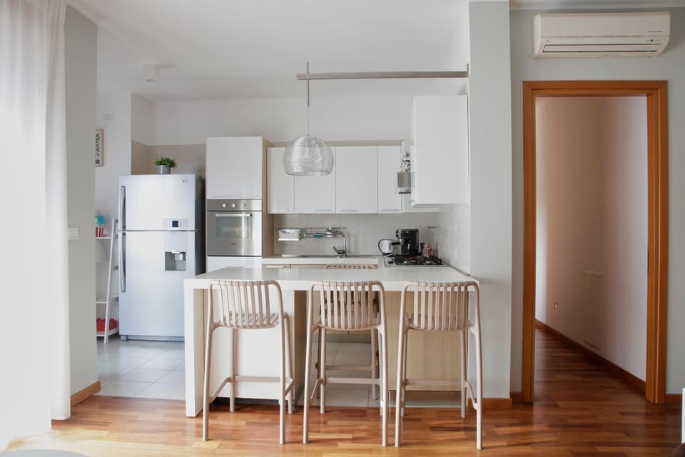 Dining area, oven, pet friendly, stove, air conditioner