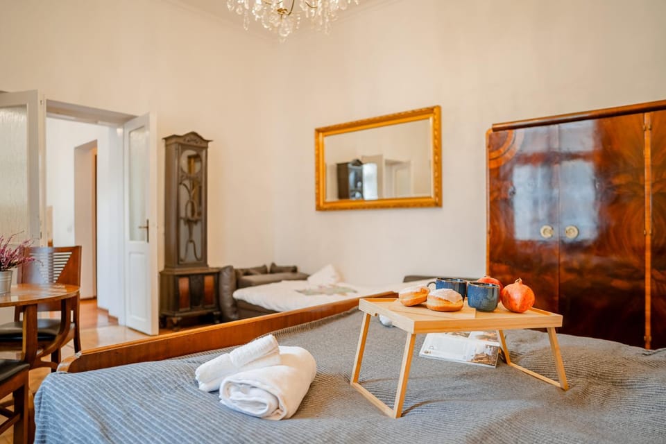 Bed, Living room, Photo of the whole room, Seating area, Dining area, Bedroom, towels
