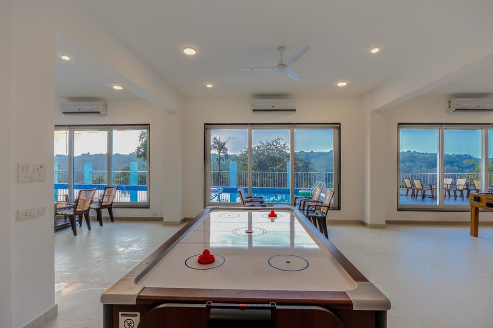 MidPoint Uno Pet-friendly 1 Room Retreat with shared pool, Entertainment Area and kids area Near Dabolim Airport Vacation rental in Goa, India
