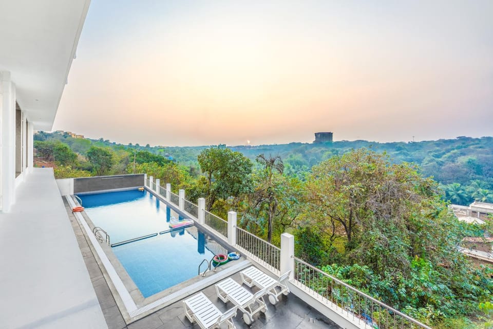MidPoint Uno Pet-friendly 1 Room Retreat with shared pool, Entertainment Area and kids area Near Dabolim Airport Vacation rental in Goa, India