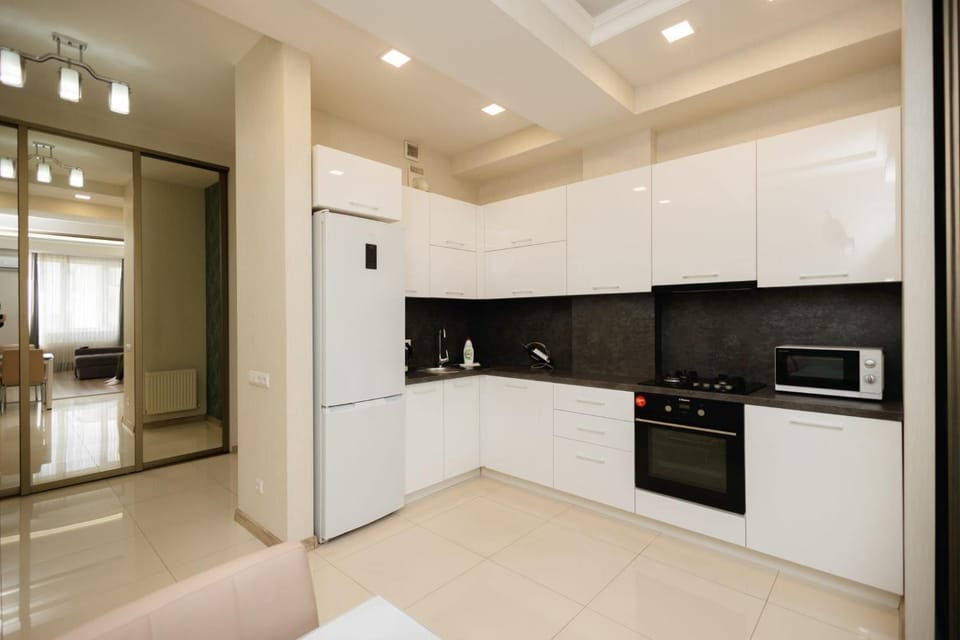 Kitchen or kitchenette, minibar, stove