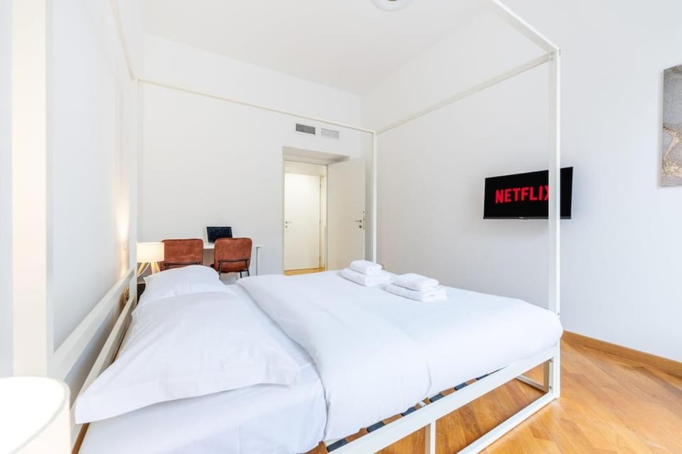 Duomo 15 min walk - Historic Center, 4 Bedrooms and 2 Terrace Apartment in Milan