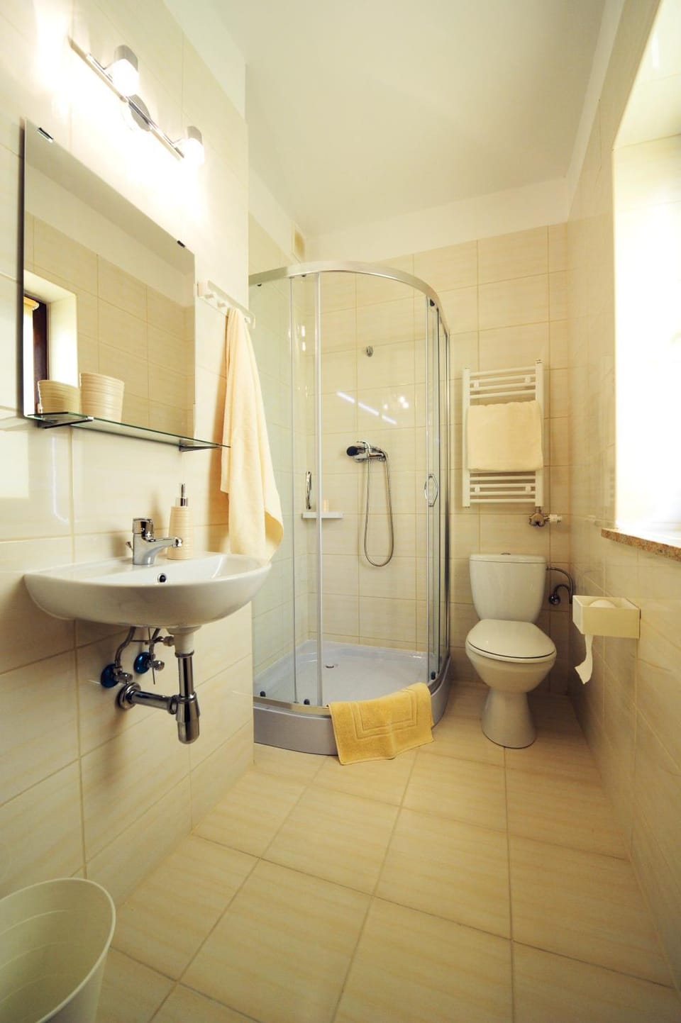 Shower, Toilet, Bathroom, Garden view, towels
