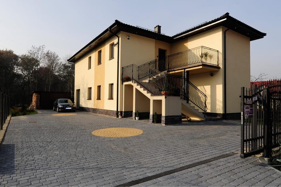 Property building, Facade/entrance, Day, Neighbourhood, Bird's eye view, Garden, View (from property/room), Balcony/Terrace, Autumn, On site, Area and facilities, Location, Parking