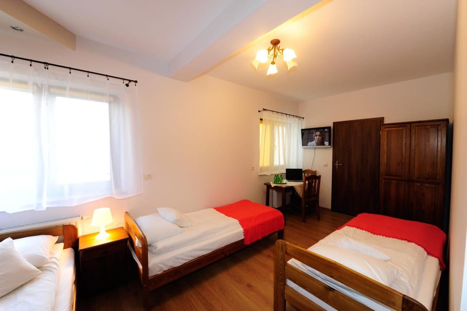 Toilet, Bed, Bathroom, TV and multimedia, Balcony/Terrace, Photo of the whole room, Bedroom, Garden view, wardrobe