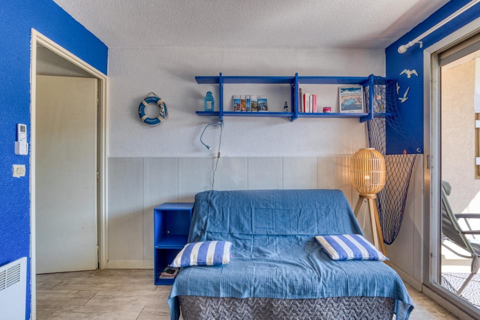 Property building, Living room, Bedroom