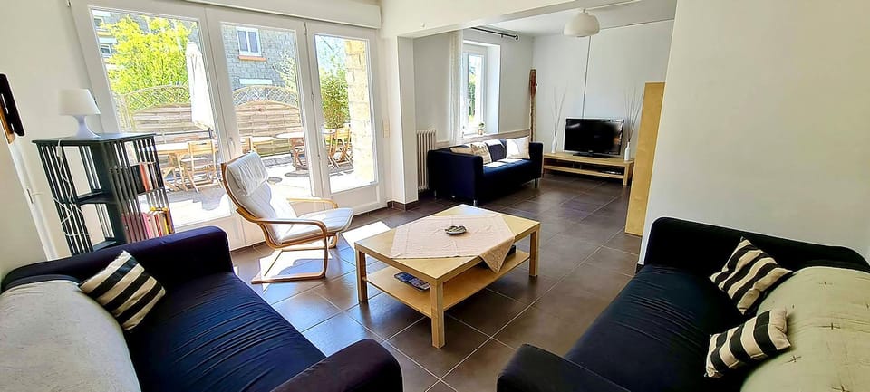 Communal lounge/ TV room, TV and multimedia, Living room, furniture