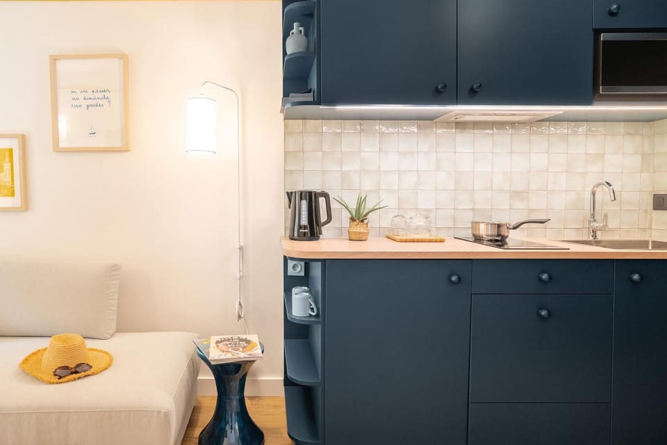 microwave, stove, kitchen