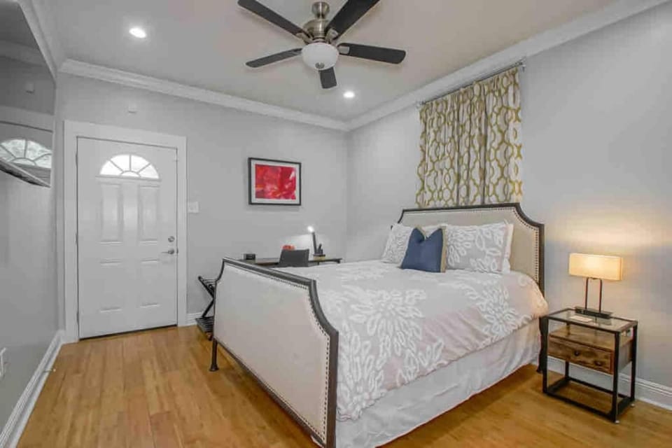 City retreat w patio & fireplace near dome House in New Orleans